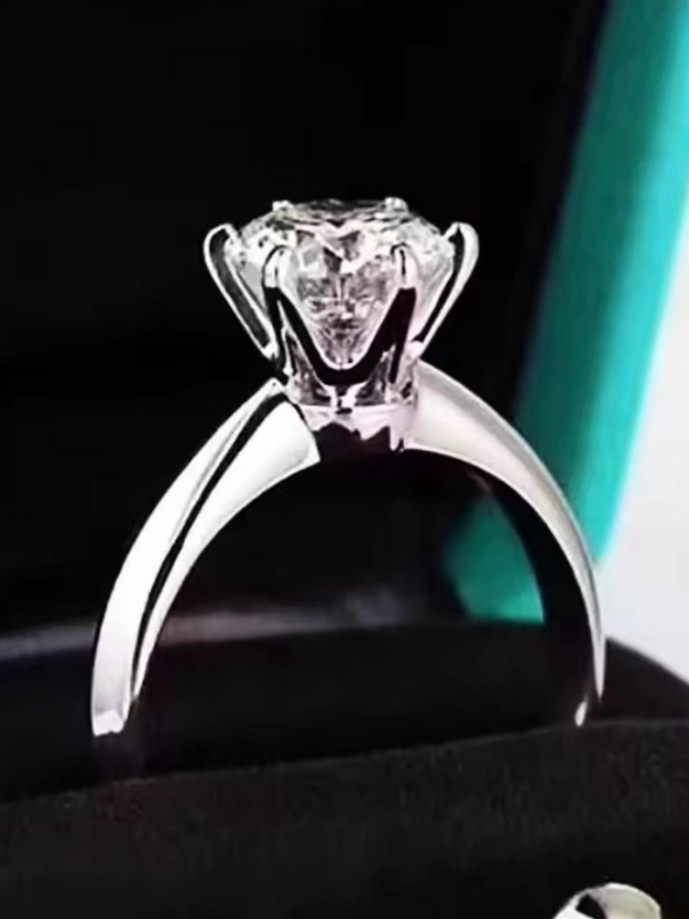 Classic Silver Solitaire Engagement Ring - Silver 
SIZE 7